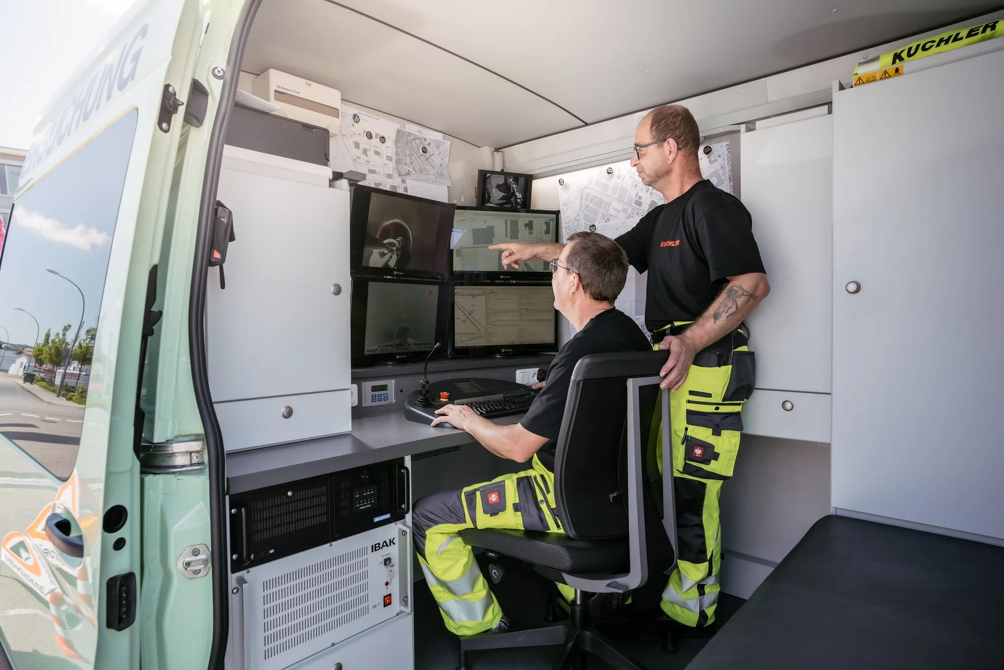 Entschlammung von Regenrückhaltebecken mit Saugbagger
